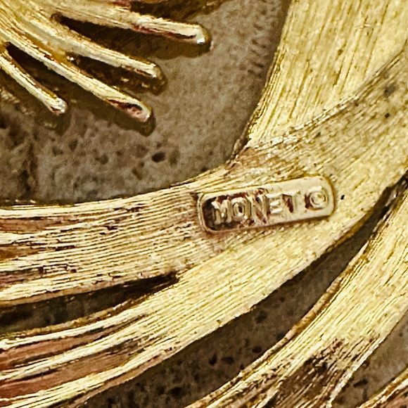 Monet Pin/Brooch Gold Tone Swirl Feather Rope Large 2.5x2” - Picture 8 of 11